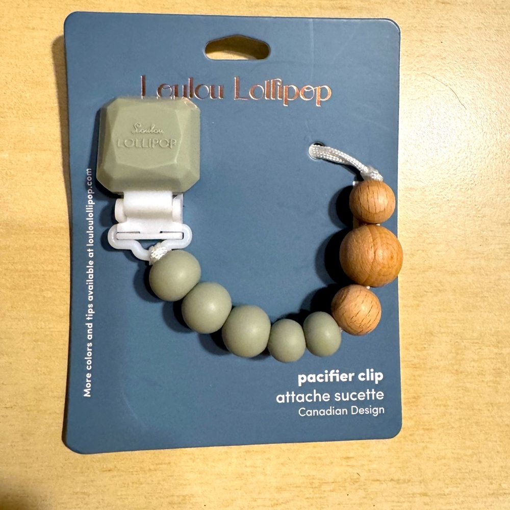 NWT- LouLou Lollipop Wood and Silicone Pacifier Clip ⭐️3 for $20⭐️